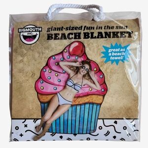 BIGMOUTH Giant Sized Cupcake Beach Blanket